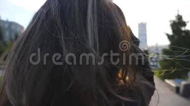 不可辨认的黑发女人站在城市<strong>街道</strong>和矫直的头发。 站在城市<strong>环境</strong>中的女孩